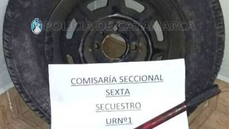 Aprehendido por robar una rueda de auxilio y un gato hidráulico