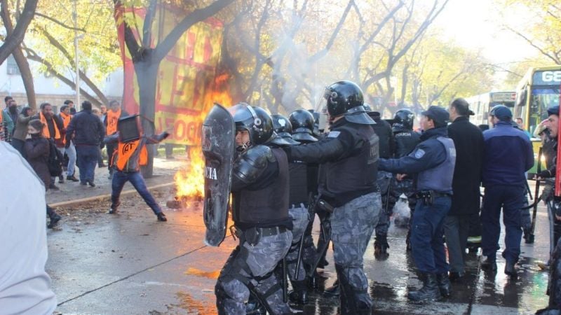 Represión a trabajadores y legisladores causo heridos en Mendoza
