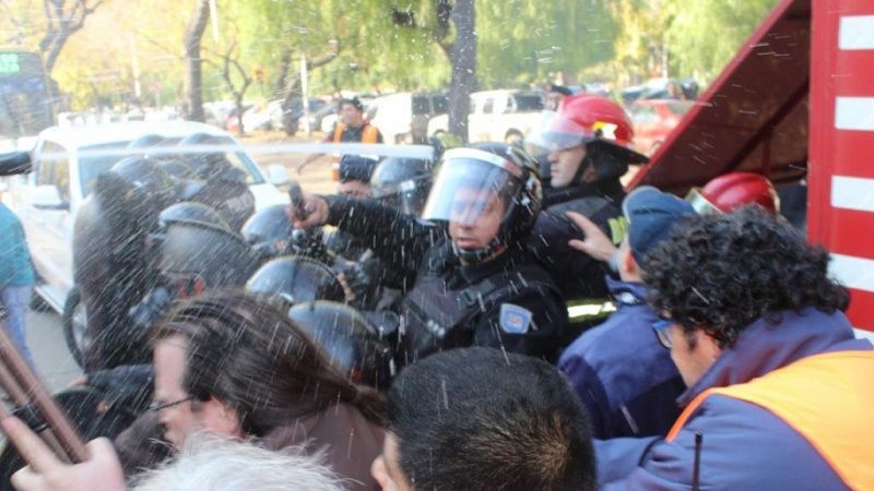 Represión a trabajadores y legisladores causo heridos en Mendoza