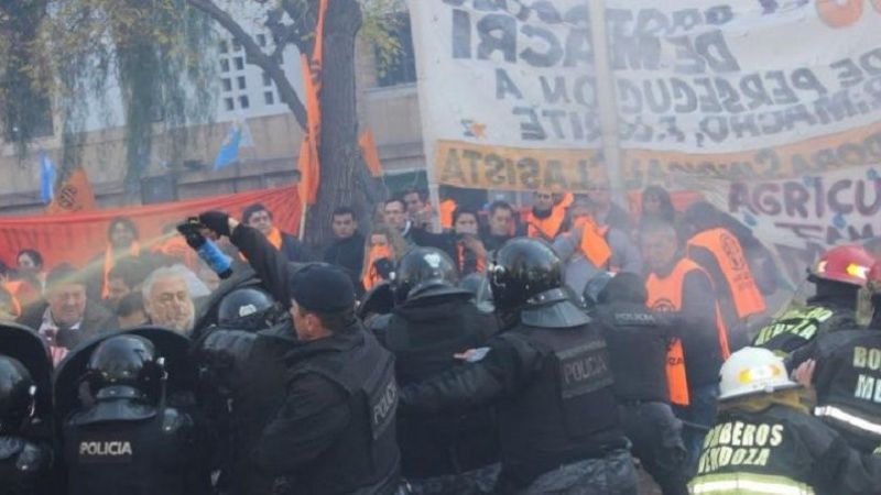 Represión a trabajadores y legisladores causo heridos en Mendoza
