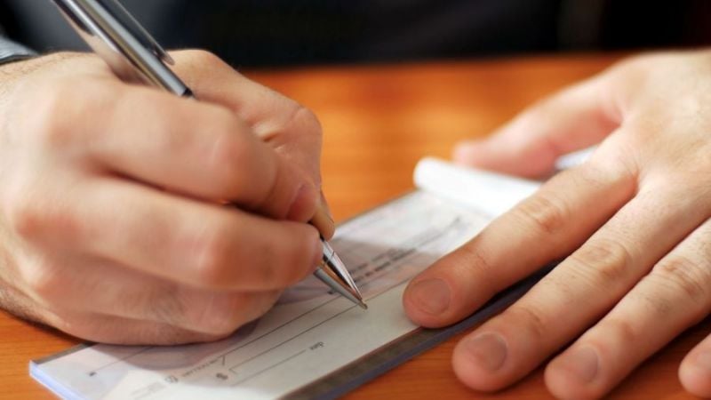 Dos cordobeses demorados por pagar electrodomésticos con un cheque robado