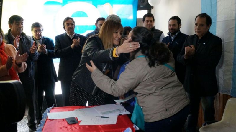 Myrian Juárez entregó ayudas escolares y compartió un chocolate patrio