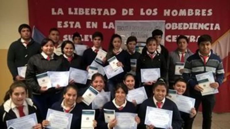 Entregaron ejemplares de la Constitución a alumnos de Siján