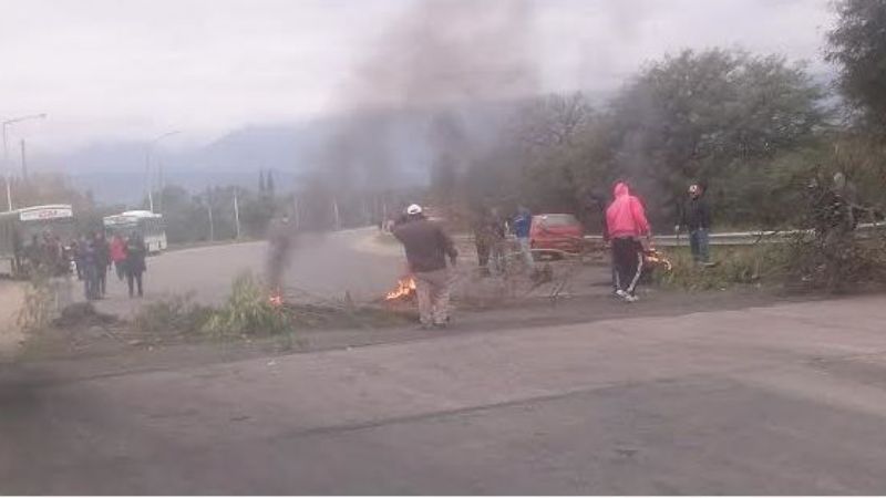 Obligados por la policía, municipales de Valle Viejo levantaron los cortes