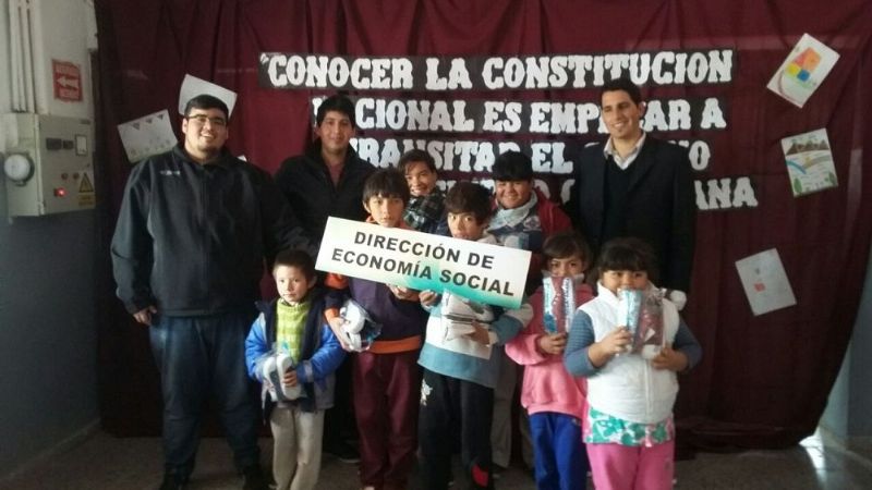 Entregan ropa y calzado a alumnos de escuelas rurales