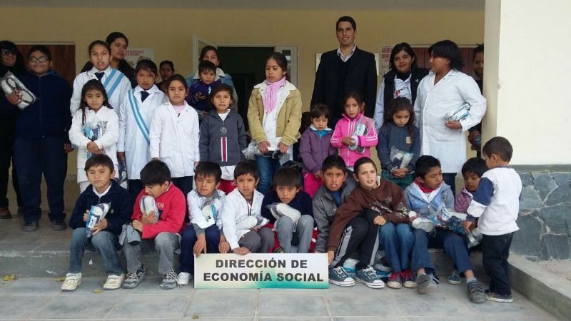 Entregan ropa y calzado a alumnos de escuelas rurales