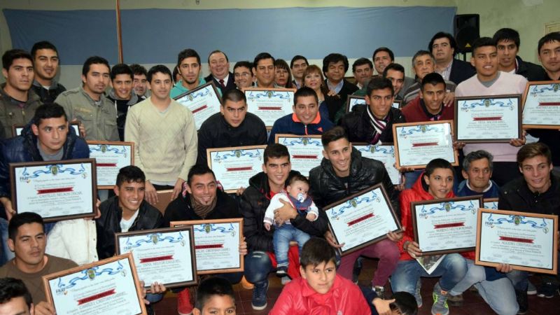 Entregan distinciones al Club Defensores de Esquiú