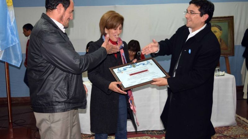 Entregan distinciones al Club Defensores de Esquiú