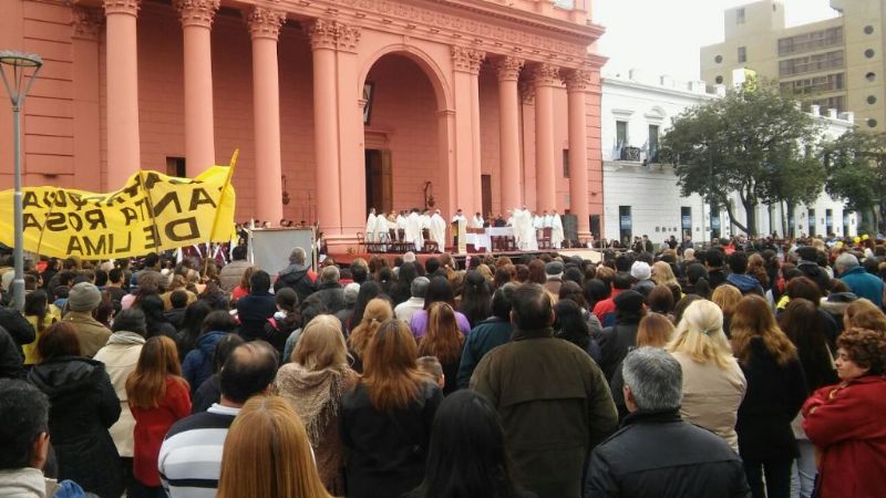 Gran devoción católica en la misa de Corpus Christi