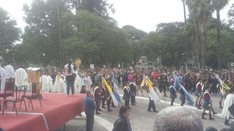 Gran devoción católica en la misa de Corpus Christi