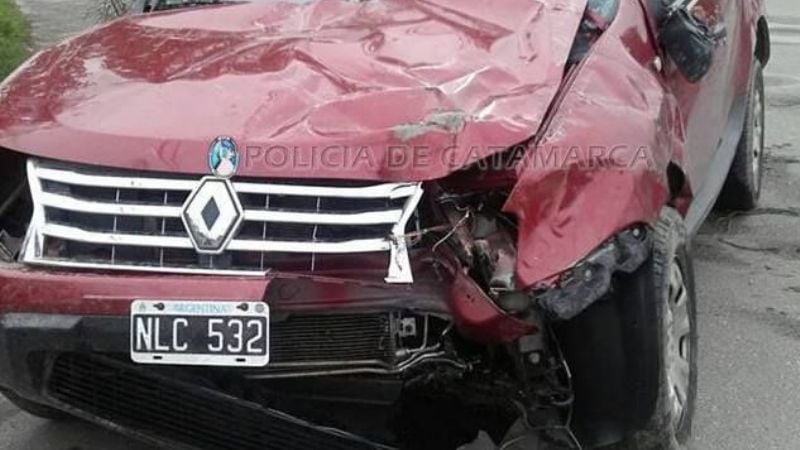 Chocó contra un poste de luz y volcó