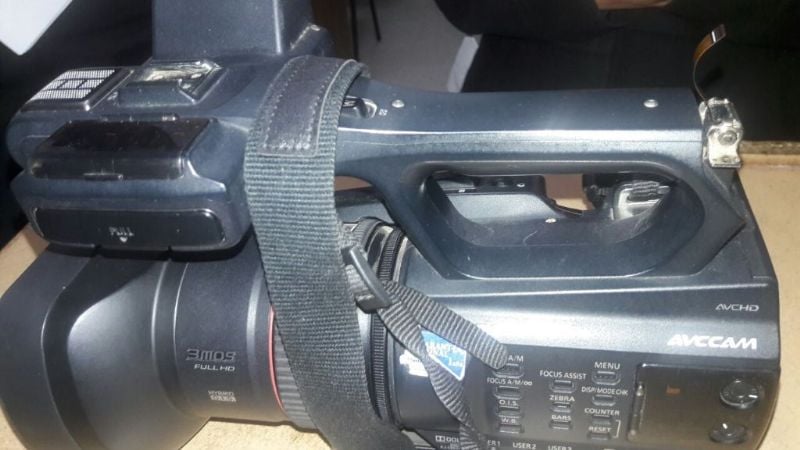 Policías arrestaron y golpearon a un camarógrafo