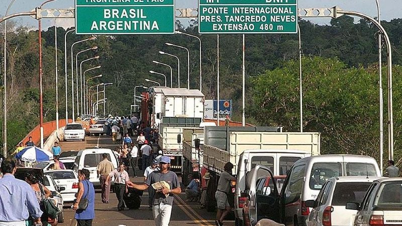 Argentinos de zonas limítrofes compran nafta en Brasil y Paraguay