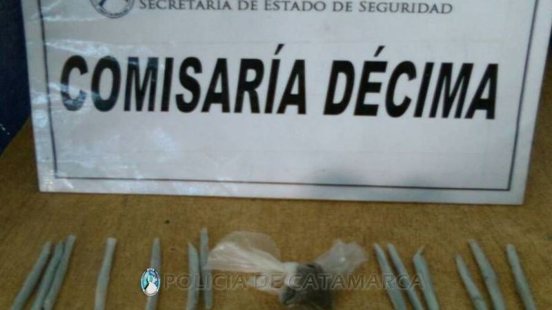 Lo detienen en el baño de una estación de servicio con drogas