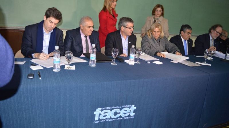 Gutiérrez en la entrega del proyecto de la obra Potrero del Clavillo