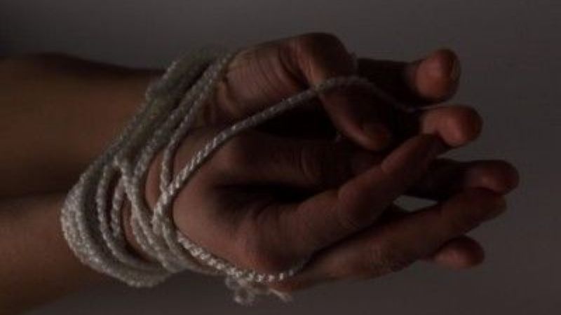 Atacaron sin piedad a una anciana para robarle