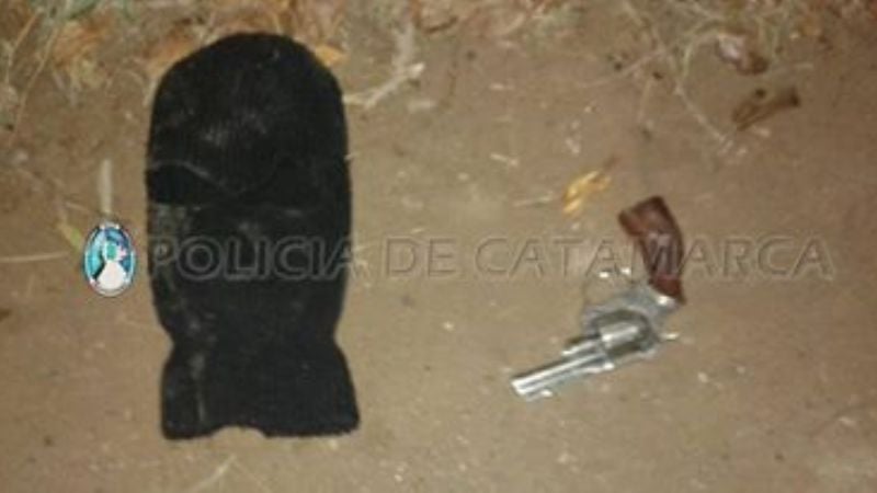 Se escaparon de la policía y dejaron abandonado un gorro con un revolver