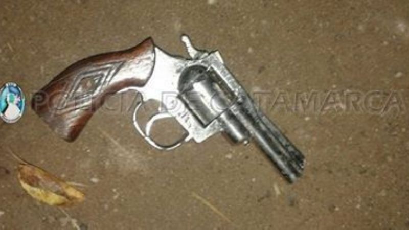 Se escaparon de la policía y dejaron abandonado un gorro con un revolver
