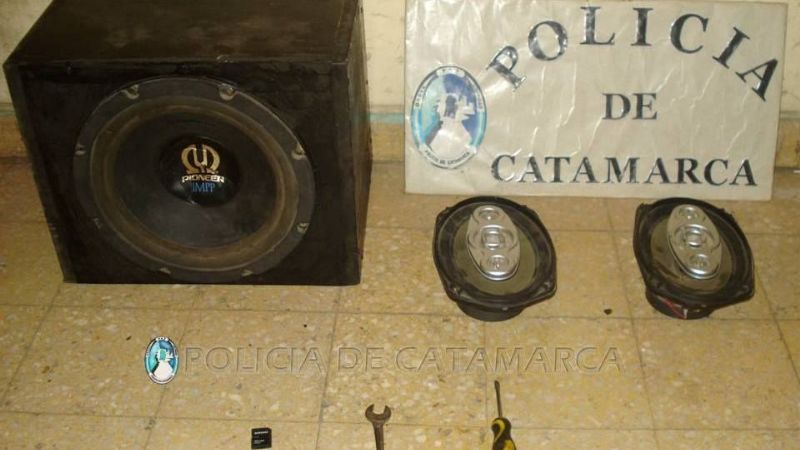 Arrestan a dos sujetos con elementos de dudosa procedencia