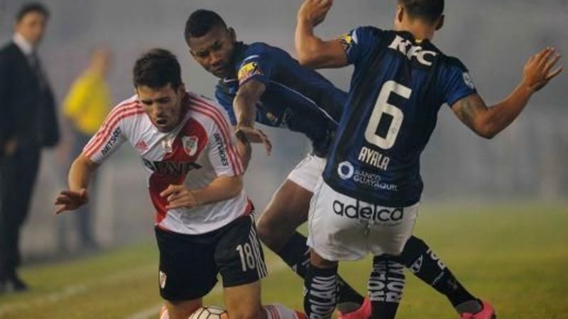 Azcona, el arquero ecuatoriano, que eliminó a River de la Copa