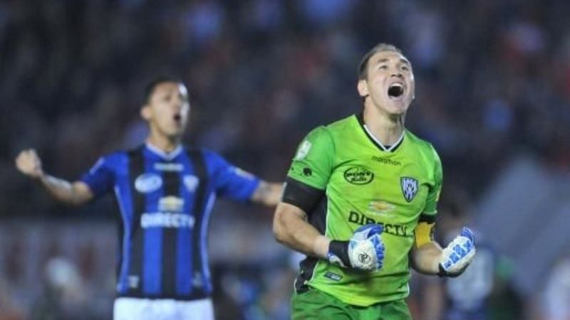 Azcona, el arquero ecuatoriano, que eliminó a River de la Copa