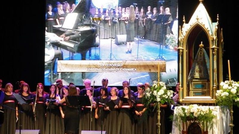 Disertaciones y gala lírica  en el Cine Teatro Catamarca