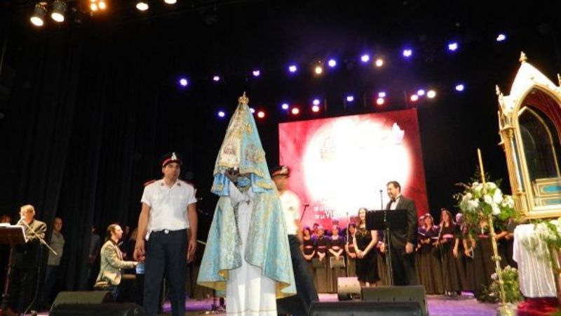 Disertaciones y gala lírica  en el Cine Teatro Catamarca