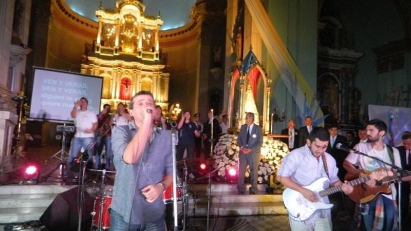 Música, color y procesión de antorchas