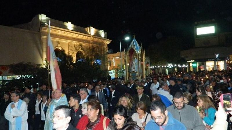 Música, color y procesión de antorchas