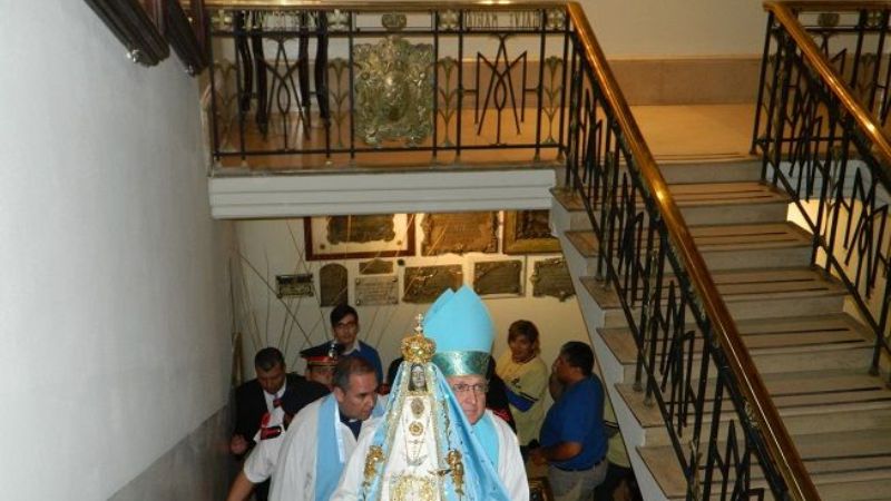 Música, color y procesión de antorchas