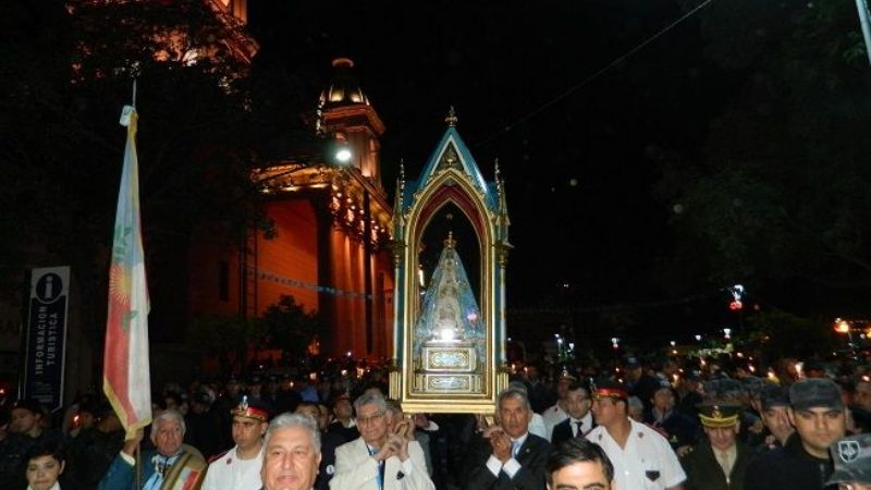 Música, color y procesión de antorchas