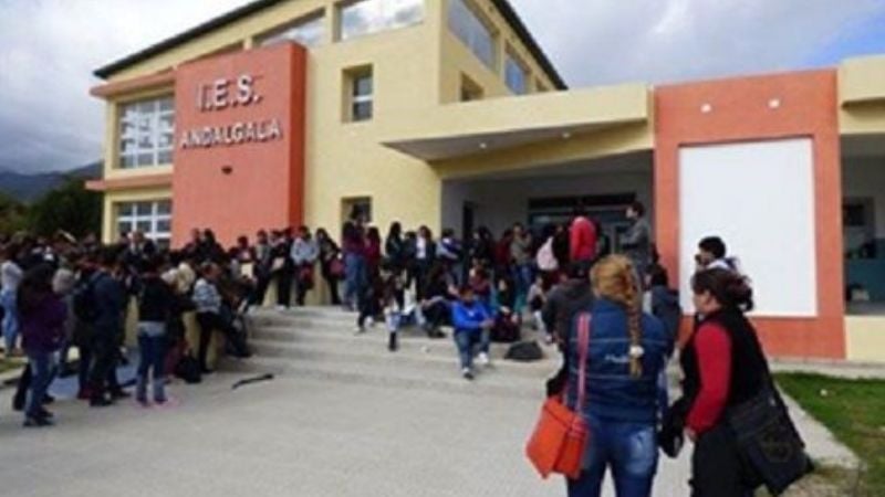 Tomaron el IES Andalgalá por 48 horas