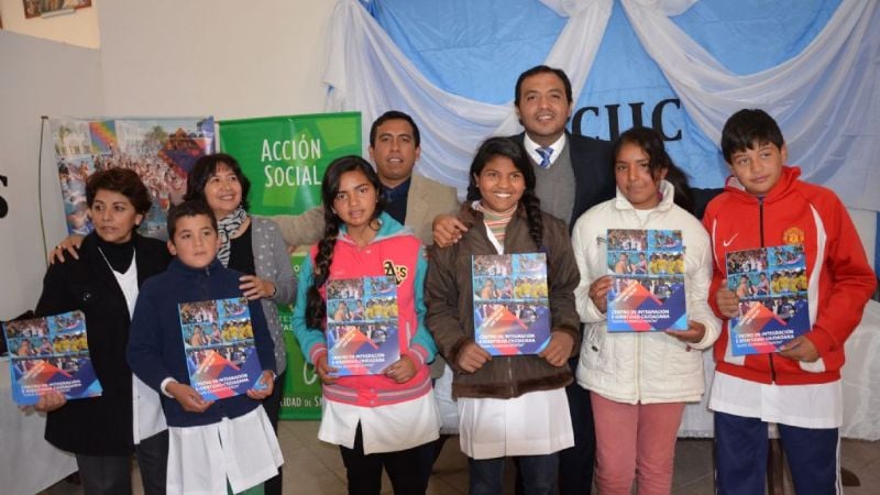 Entrega de anteojos y carpetas a los alumnos que viajaron al CIIC