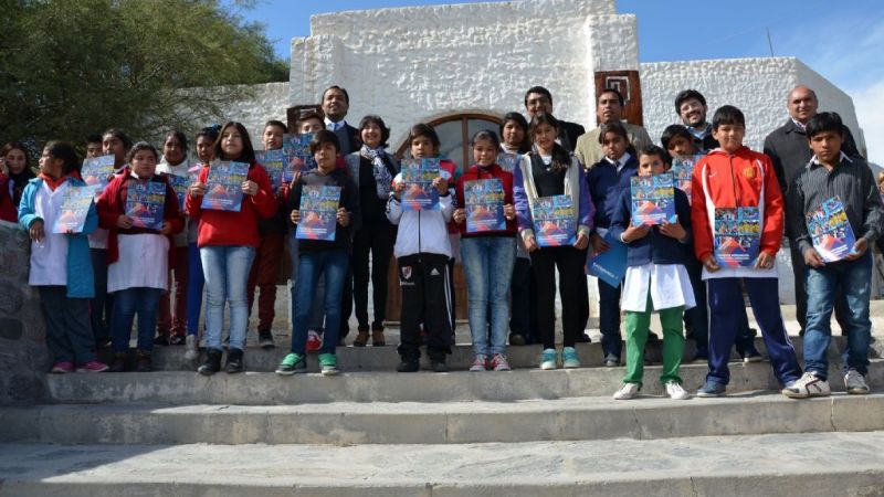 Entrega de anteojos y carpetas a los alumnos que viajaron al CIIC