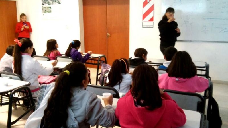 Alumnos trabajan para concientizar sobre las normas de tránsito