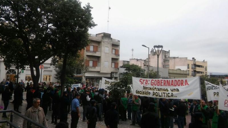 Trabajadores viales protestan frente a Casa de Gobierno
