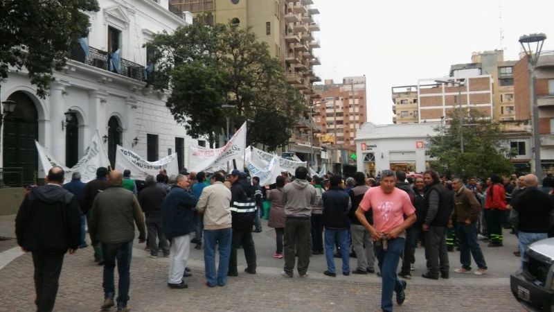 Trabajadores viales protestan frente a Casa de Gobierno