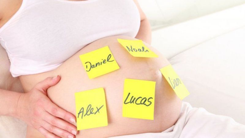 Cuáles son los nombres de mujeres y hombres más populares a través del tiempo