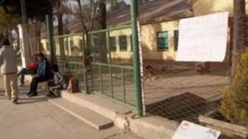 Padres tomaron la escuela de Malli