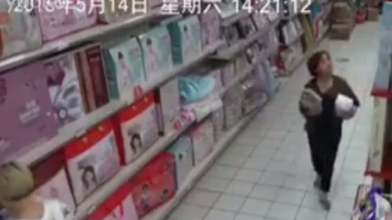 Video: mujer "poseída" causó terror en un supermercado