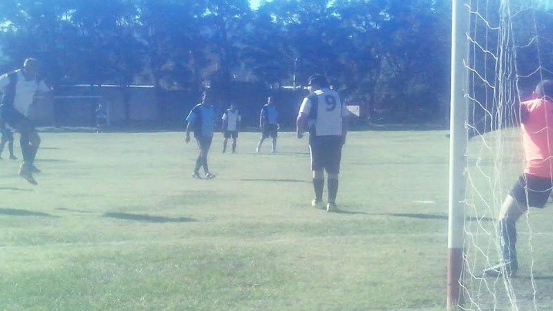 Partidazo entre Policías y Profesores Terciarios, en Sénior