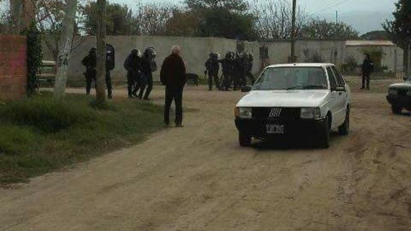 Graves disturbios en el funeral de un joven hincha