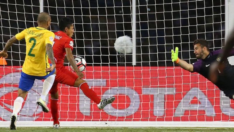 Un gol con la mano y polémica, para que Perú elimine a Brasil