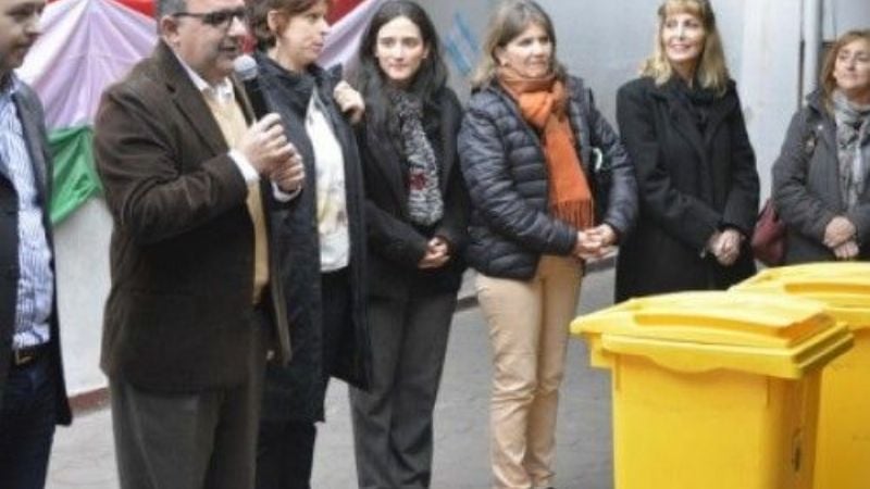 Entregaron contenedores a Escuelas Municipales