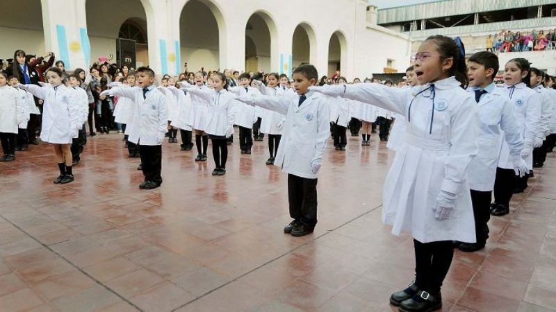 Emotiva ceremonia por el "Día de la Bandera"