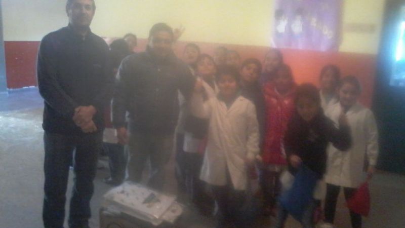 Entregan guardapolvos a niños de El Alto