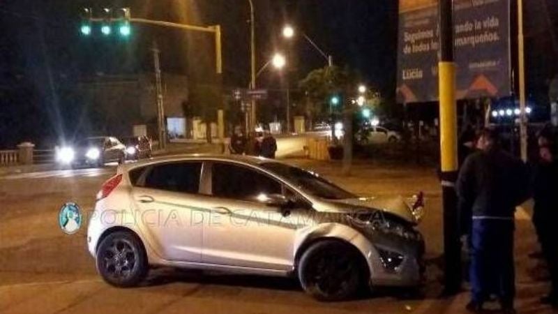 Descontrolado chocó contra un semáforo