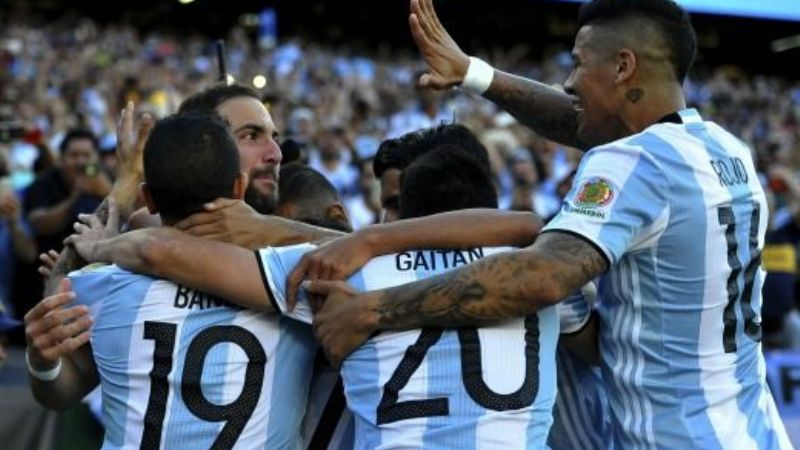 Argentina goleó 4-1 a Venezuela y avanzó a las semifinales