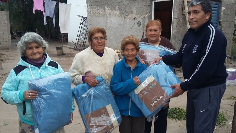 “Abrigo” entregó frazadas entre sus beneficiarios