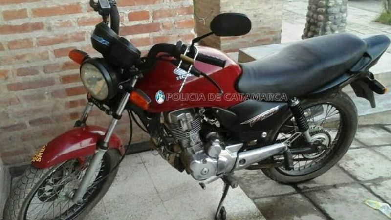 Empujaban una moto sin documentación y fueron arrestados